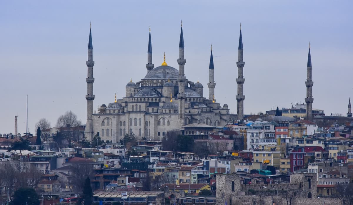 Greșeala unor turiști le poate aduce 30 de ani de închisoare în Turcia. Ce au descoperit polițiștii în bagajele lor