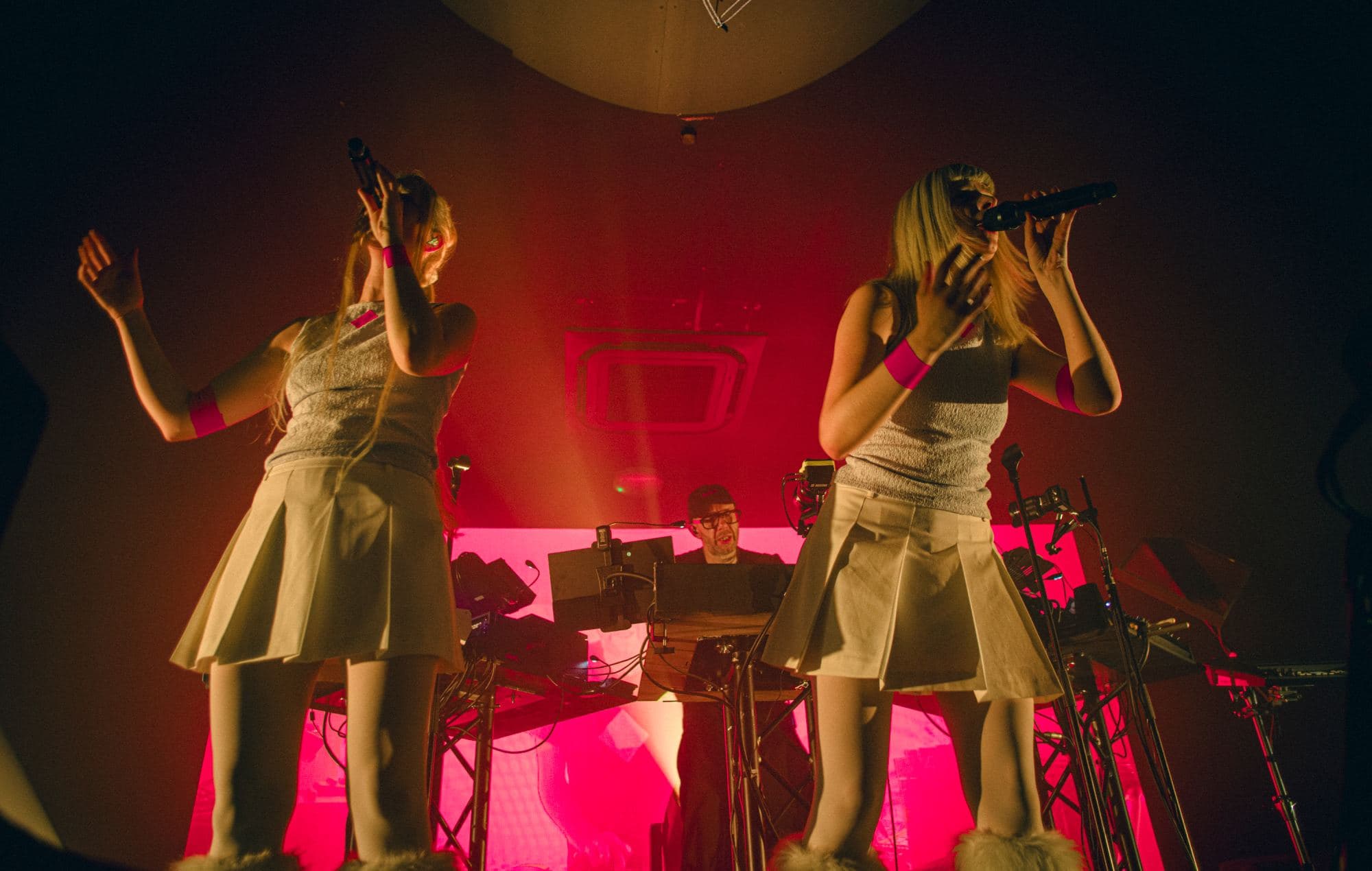 TOMORA, super-grupul AURORA și Tom Rowlands, debutează live